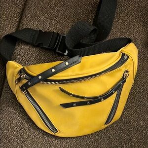 Stylist mustard color wonens fanjyboackneoth black and gold accents (Bag)